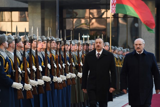 Lukaşenko İlham Əliyevi qarşıladı - FOTOLAR